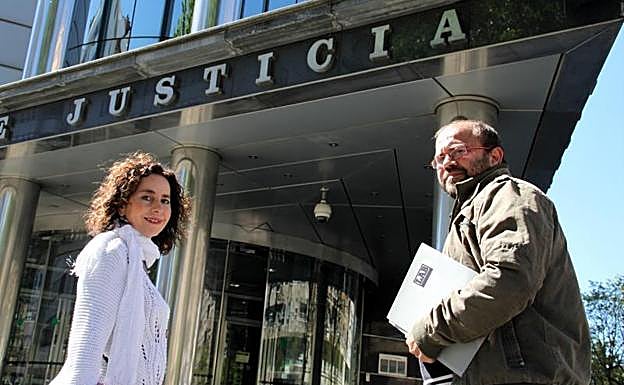 Amaia Gómez y Jesús Oñate, miembros de LAB, este lunes en los Juzgados de Vitoria. La central se ha personado como acusación popular. 