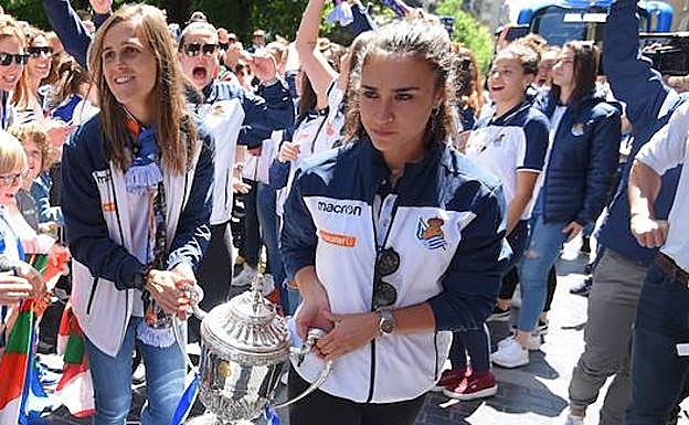 Nahikari García, con la Copa camino del balcón del ayuntamiento.