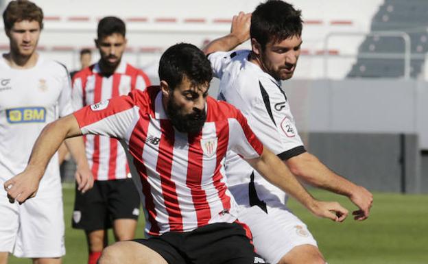 Villalibre defiende el balón ante Ekhi Senar ayer en Lezama. 