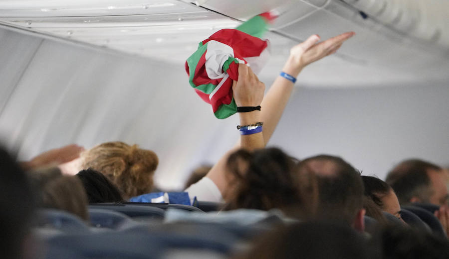 La expedición de la Real Sociedad din disfrutó de la noche nazarí tras lograr la Copa en Los Cármenes