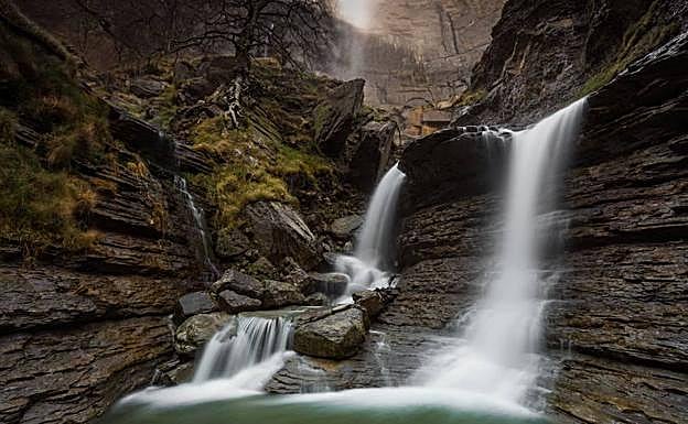 El Salto del Nervión 'aterriza' en el fondo del cañón de Delika formando diferentes cascadas. 