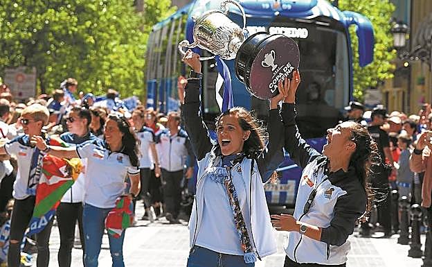 Sandra Ramajo. La capitana txuriurdin muestra la Copa de la Reina ganada por la Real Sociedad.