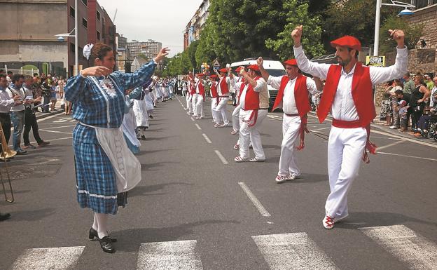 En Trintxerpe. Las parejas de iñudes y artzainas actuando en Euskadi Etorbidea. 