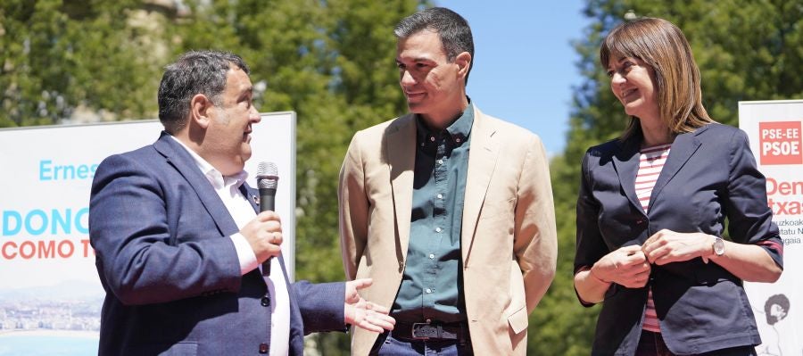 Sánchez ha participado en un acto electoral en San Sebastián junto con los candidatos a diputado general de Gipuzkoa, Denis Itxaso, y a la Alcaldía de la capital guipuzcoana, Ernesto Gasco,