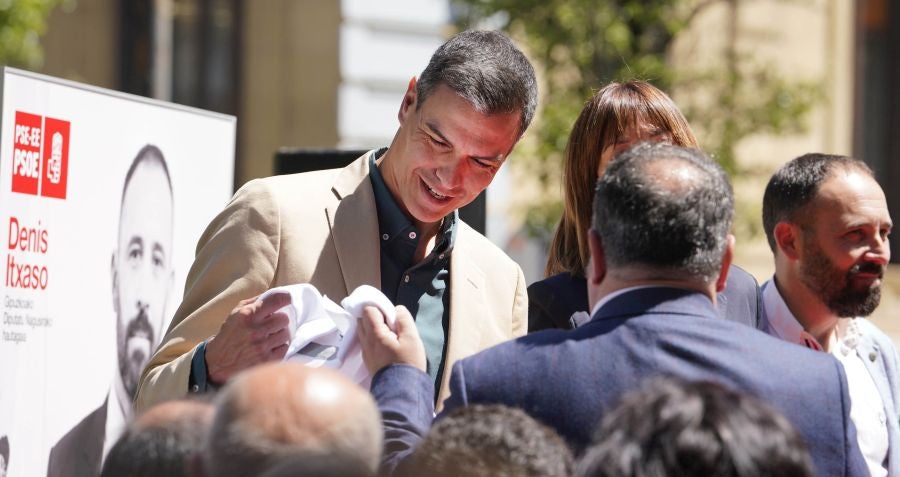 Sánchez ha participado en un acto electoral en San Sebastián junto con los candidatos a diputado general de Gipuzkoa, Denis Itxaso, y a la Alcaldía de la capital guipuzcoana, Ernesto Gasco,