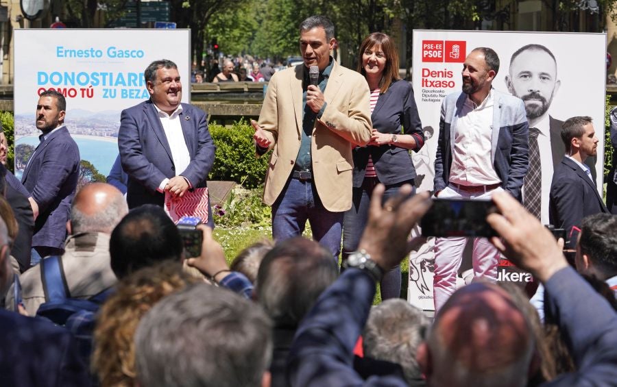 Sánchez ha participado en un acto electoral en San Sebastián junto con los candidatos a diputado general de Gipuzkoa, Denis Itxaso, y a la Alcaldía de la capital guipuzcoana, Ernesto Gasco,