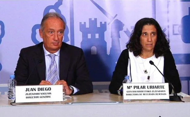 Juan Luis Diego, director general de Osakidetza, y María Pilar Uriarte, directora de Recursos Humanos. 