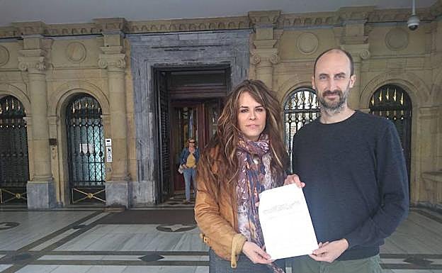 Aitzole Araneta y Loïc Alejandro muestran el recurso que presentaron contra el plan urbanístico de Illarra.