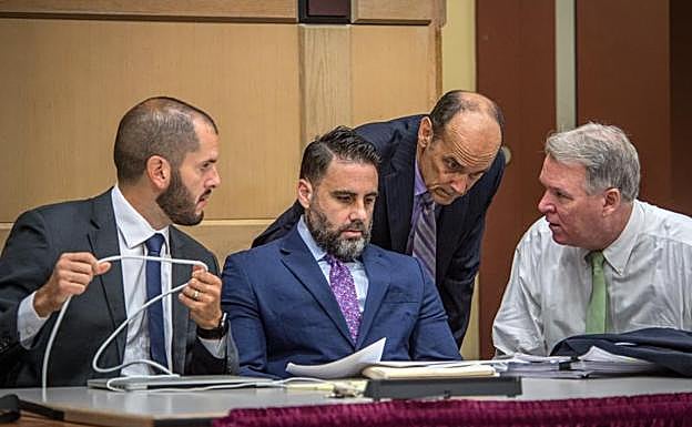 Pablo Ibar, este miércoles en un momento del juicio junto a a sus abogados Joe Nascimento (i), Kevin J. Kulik (d), y Benjamin Waxman (de pie) 