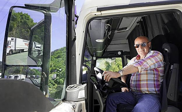 Ángel Jiménez, transportista autónomo que lleva 40 años en el oficio, posa en la cabina de su tráiler antes de dirigirse a Tolosa a recoger un pedido. 