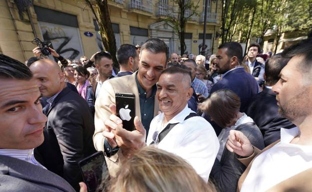 Pedro Sánchez se hace un selfie con un militante socialista, este miércoles en San Sebastián