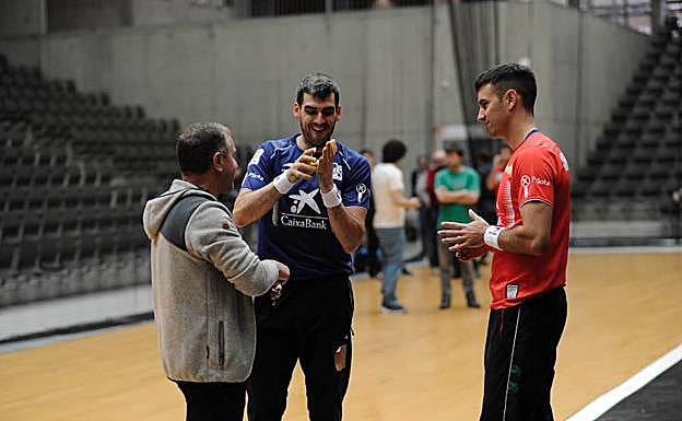 El seleccionador Martin Alustiza, con Joseba Ezkurdia y Mikel Urrutikoetxea ayer en el Bizkaia.