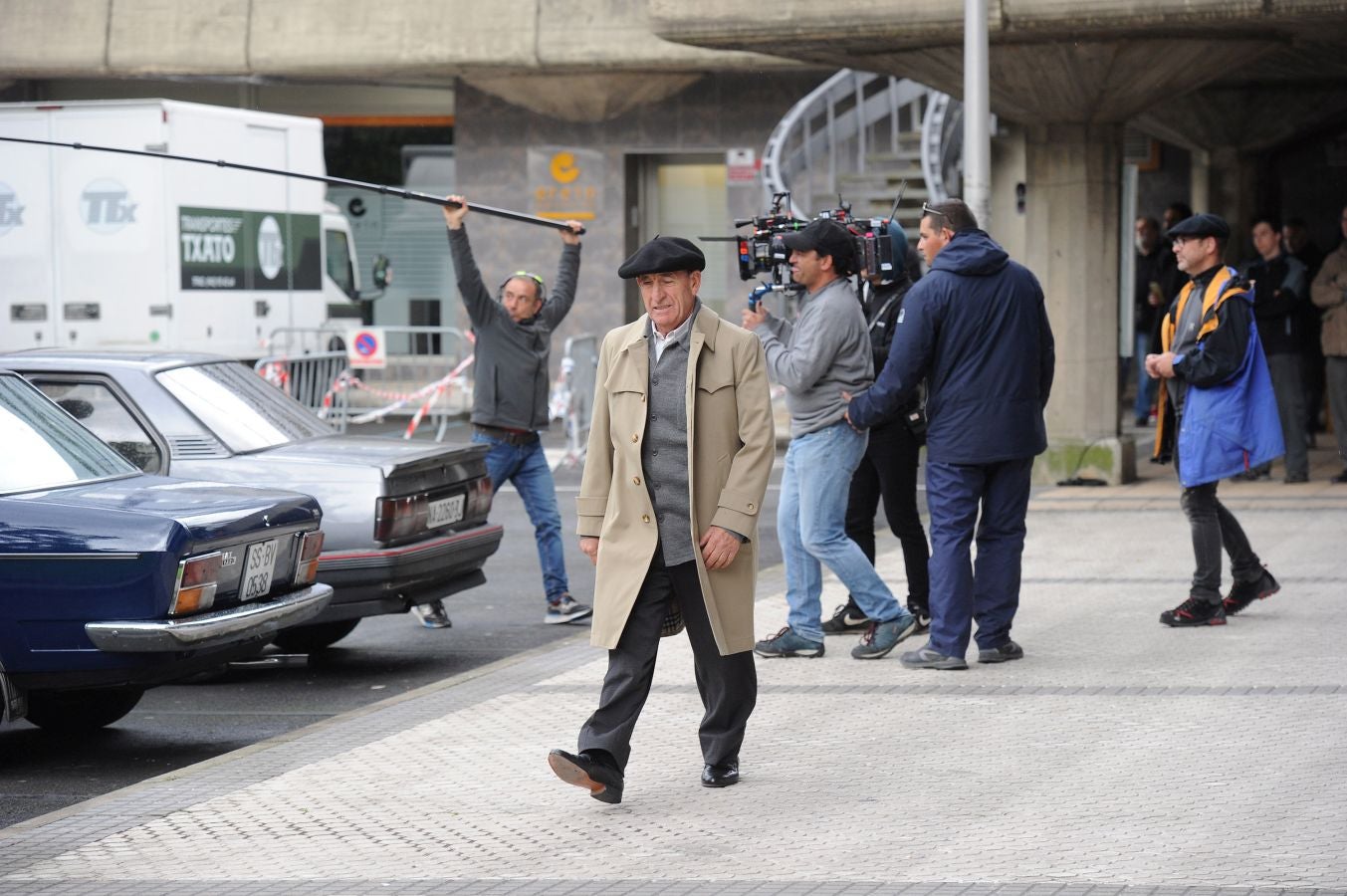 'Patria', la serie inspirada en la novela de Fernando Aramburu que Aitor Gabilondo rueda para la plataforma HBO, continúa rodándose en escenarios de la capital donostiarra. Si hace unas semanas fue en la Parte Vieja, ahora el equipo rueda en el barrio de Lorea.
