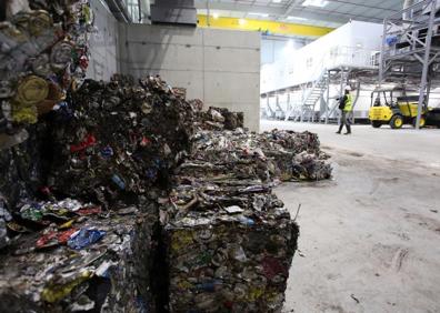 Imagen secundaria 1 - La TMB recupera el 8% de los materiales reciclables que llegan mezclados en la basura