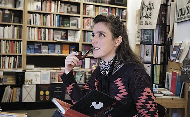 Elena Setién, en la librería Kaxilda, posa con una pipa de la colección de su padre, fallecido recientemente y a quien ha dedicado su nuevo álbum. 