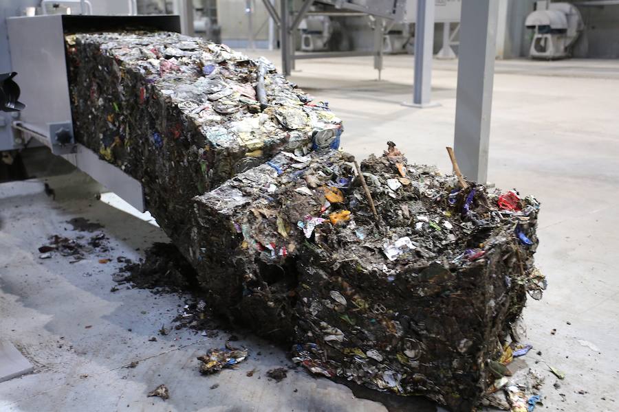 La planta de Tratamiento Mecánico Biológico (TMB) estrenada hace tres semanas en el Complejo Medioambiental de Zubieta ha empezado a recuperar parte de esa basura reciclable y a separarla para reducir el volumen de residuos que terminará, sí o sí, en la futura incineradora. 