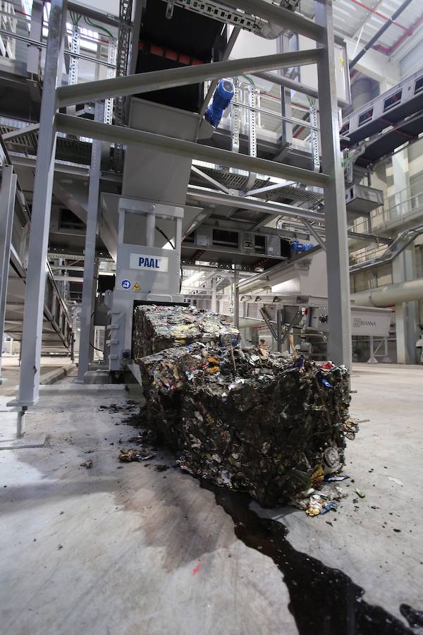 La planta de Tratamiento Mecánico Biológico (TMB) estrenada hace tres semanas en el Complejo Medioambiental de Zubieta ha empezado a recuperar parte de esa basura reciclable y a separarla para reducir el volumen de residuos que terminará, sí o sí, en la futura incineradora. 
