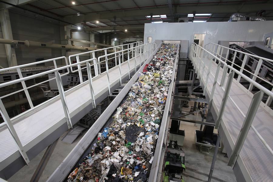 La planta de Tratamiento Mecánico Biológico (TMB) estrenada hace tres semanas en el Complejo Medioambiental de Zubieta ha empezado a recuperar parte de esa basura reciclable y a separarla para reducir el volumen de residuos que terminará, sí o sí, en la futura incineradora. 
