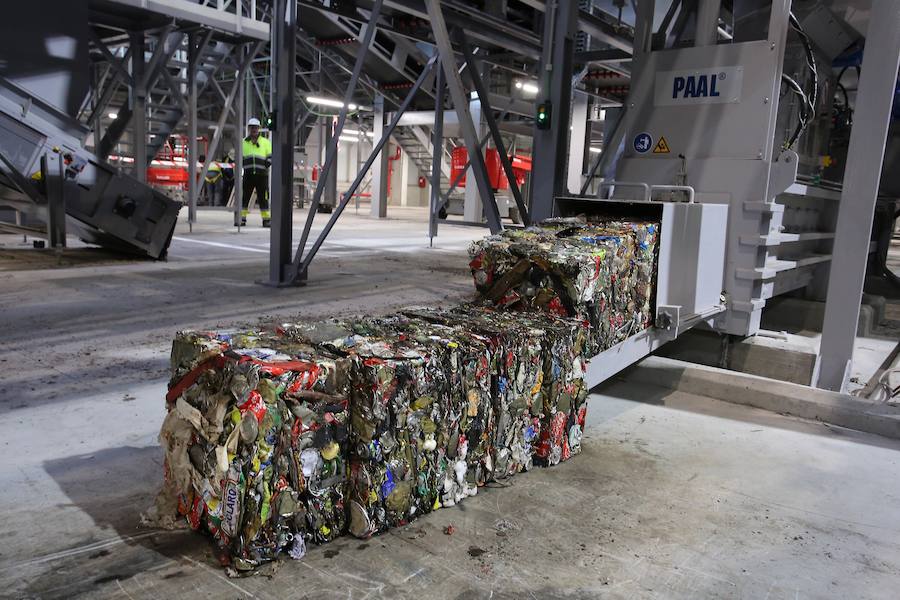 La planta de Tratamiento Mecánico Biológico (TMB) estrenada hace tres semanas en el Complejo Medioambiental de Zubieta ha empezado a recuperar parte de esa basura reciclable y a separarla para reducir el volumen de residuos que terminará, sí o sí, en la futura incineradora. 