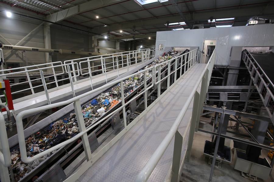 La planta de Tratamiento Mecánico Biológico (TMB) estrenada hace tres semanas en el Complejo Medioambiental de Zubieta ha empezado a recuperar parte de esa basura reciclable y a separarla para reducir el volumen de residuos que terminará, sí o sí, en la futura incineradora. 