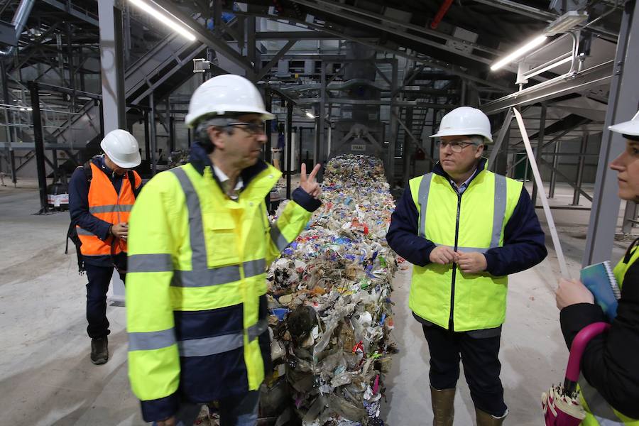 La planta de Tratamiento Mecánico Biológico (TMB) estrenada hace tres semanas en el Complejo Medioambiental de Zubieta ha empezado a recuperar parte de esa basura reciclable y a separarla para reducir el volumen de residuos que terminará, sí o sí, en la futura incineradora. 