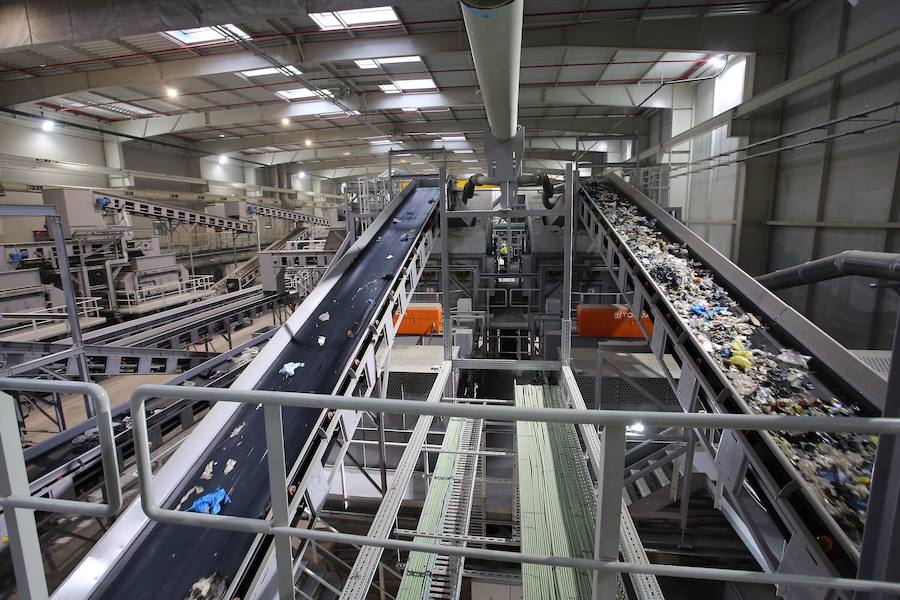 La planta de Tratamiento Mecánico Biológico (TMB) estrenada hace tres semanas en el Complejo Medioambiental de Zubieta ha empezado a recuperar parte de esa basura reciclable y a separarla para reducir el volumen de residuos que terminará, sí o sí, en la futura incineradora. 