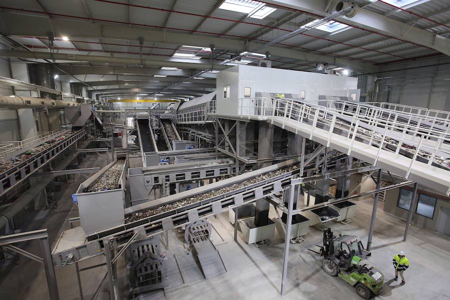 La planta de Tratamiento Mecánico Biológico (TMB) estrenada hace tres semanas en el Complejo Medioambiental de Zubieta ha empezado a recuperar parte de esa basura reciclable y a separarla para reducir el volumen de residuos que terminará, sí o sí, en la futura incineradora. 