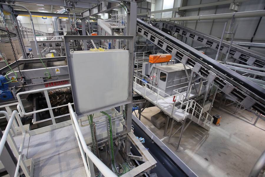 La planta de Tratamiento Mecánico Biológico (TMB) estrenada hace tres semanas en el Complejo Medioambiental de Zubieta ha empezado a recuperar parte de esa basura reciclable y a separarla para reducir el volumen de residuos que terminará, sí o sí, en la futura incineradora. 