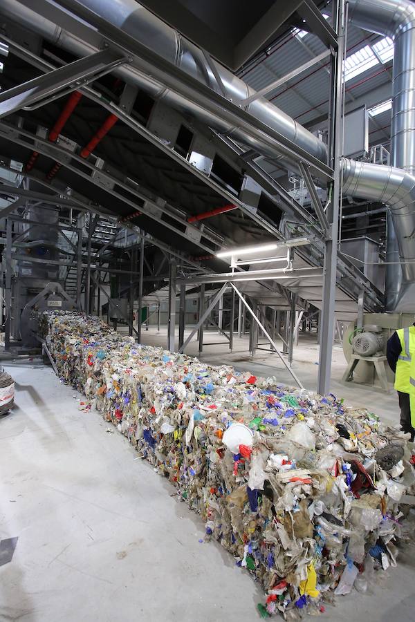 La planta de Tratamiento Mecánico Biológico (TMB) estrenada hace tres semanas en el Complejo Medioambiental de Zubieta ha empezado a recuperar parte de esa basura reciclable y a separarla para reducir el volumen de residuos que terminará, sí o sí, en la futura incineradora. 