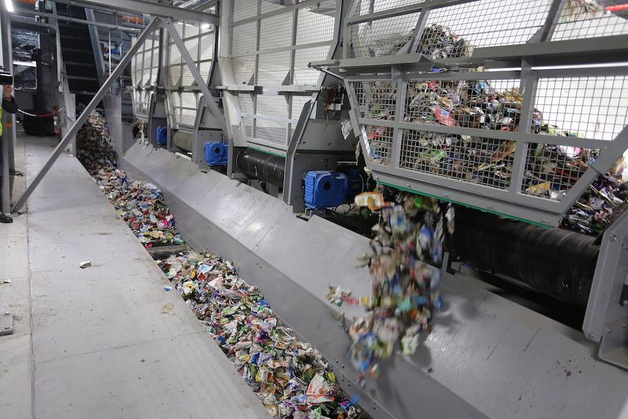 La planta de Tratamiento Mecánico Biológico (TMB) estrenada hace tres semanas en el Complejo Medioambiental de Zubieta ha empezado a recuperar parte de esa basura reciclable y a separarla para reducir el volumen de residuos que terminará, sí o sí, en la futura incineradora. 