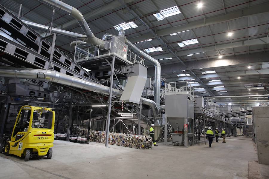 La planta de Tratamiento Mecánico Biológico (TMB) estrenada hace tres semanas en el Complejo Medioambiental de Zubieta ha empezado a recuperar parte de esa basura reciclable y a separarla para reducir el volumen de residuos que terminará, sí o sí, en la futura incineradora. 