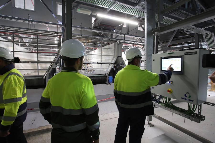 La planta de Tratamiento Mecánico Biológico (TMB) estrenada hace tres semanas en el Complejo Medioambiental de Zubieta ha empezado a recuperar parte de esa basura reciclable y a separarla para reducir el volumen de residuos que terminará, sí o sí, en la futura incineradora. 