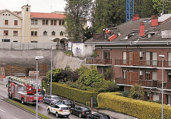 Imagen principal - Vista general del lugar del suceso. Abajo a la izquierda, operarios de la obra explican lo sucedido a las autoridades. A la derecha, la grúa sin la caldera ya guardada. 
