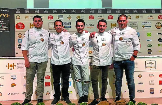 Ganadores de la edición 2019 con Andoni en el centro.