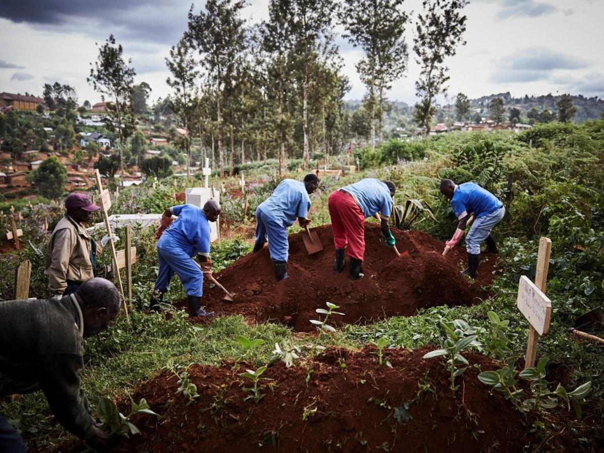 La respuesta a la actual crisis del ébola en Kivu del Norte se ha visto obstaculizada por una grave situación de seguridad, los ataques llevados a cabo por parte del grupo de milicianos Mai Mai y el grupo rebelde de las Fuerzas Democráticas Aliadas (ADF) de origen ugandés que afirmaba estar relacionado con el llamada red terrorista del Estado Islámico (ISIS o IS).