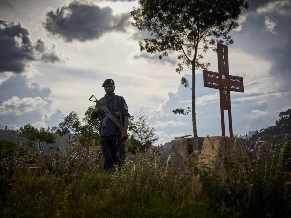 La respuesta a la actual crisis del ébola en Kivu del Norte se ha visto obstaculizada por una grave situación de seguridad, los ataques llevados a cabo por parte del grupo de milicianos Mai Mai y el grupo rebelde de las Fuerzas Democráticas Aliadas (ADF) de origen ugandés que afirmaba estar relacionado con el llamada red terrorista del Estado Islámico (ISIS o IS).