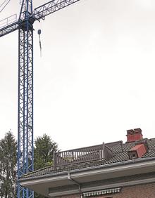 Imagen secundaria 2 - Vista general del lugar del suceso. Abajo a la izquierda, operarios de la obra explican lo sucedido a las autoridades. A la derecha, la grúa sin la caldera ya guardada. 