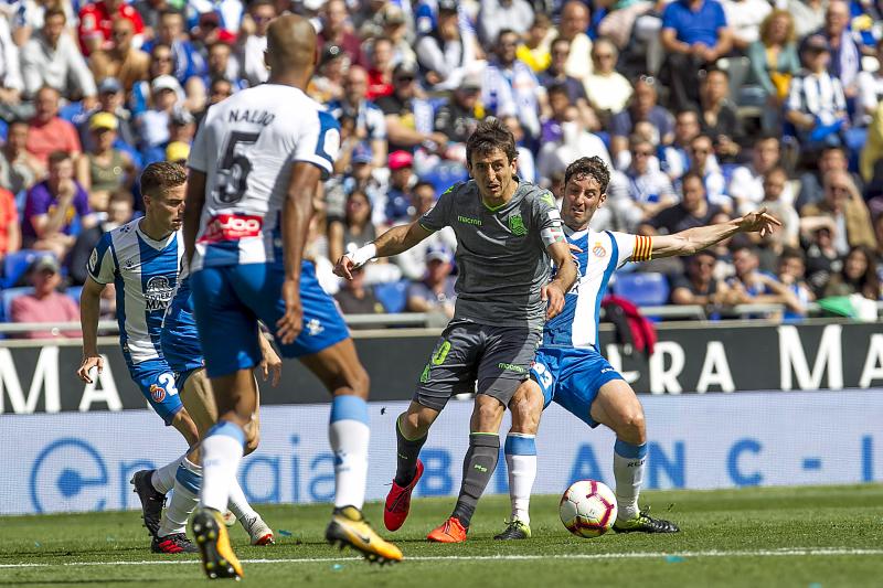 Oyarzabal se dispone a recibir el balón ante la presión de Granero en Cornellá. 