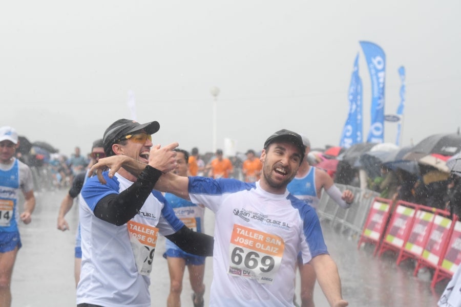 La XIII edición de la Carrera de Empresas se ha celebrado este domingo en Donostia. La lluvia no ha podido con los cientos de corredores que han participado en la prueba.