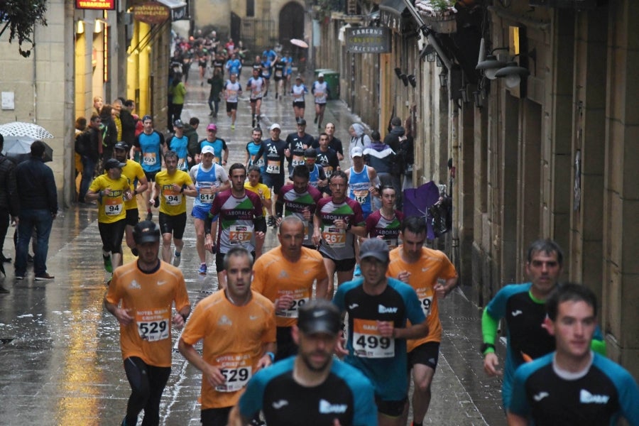 La XIII edición de la Carrera de Empresas se ha celebrado este domingo en Donostia. La lluvia no ha podido con los cientos de corredores que han participado en la prueba.