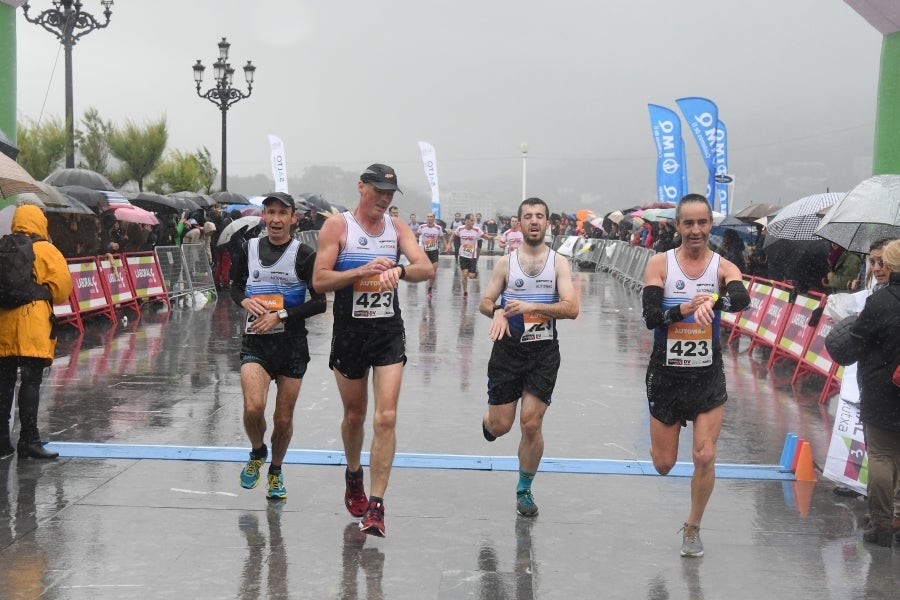 La XIII edición de la Carrera de Empresas se ha celebrado este domingo en Donostia. La lluvia no ha podido con los cientos de corredores que han participado en la prueba.