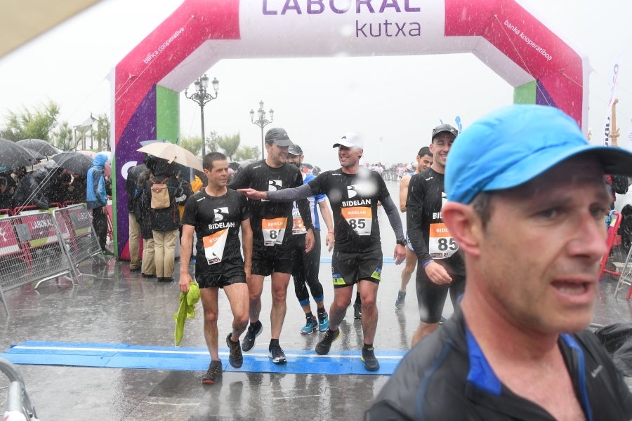La XIII edición de la Carrera de Empresas se ha celebrado este domingo en Donostia. La lluvia no ha podido con los cientos de corredores que han participado en la prueba.