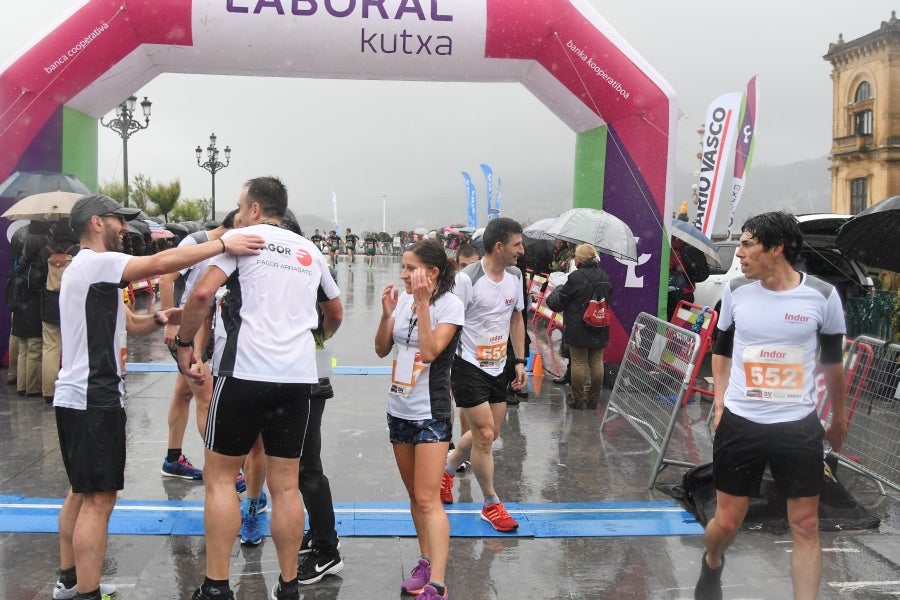 La XIII edición de la Carrera de Empresas se ha celebrado este domingo en Donostia. La lluvia no ha podido con los cientos de corredores que han participado en la prueba.