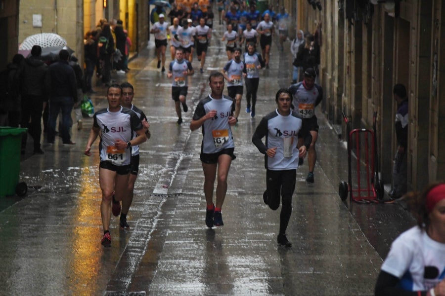 La XIII edición de la Carrera de Empresas se ha celebrado este domingo en Donostia. La lluvia no ha podido con los cientos de corredores que han participado en la prueba.