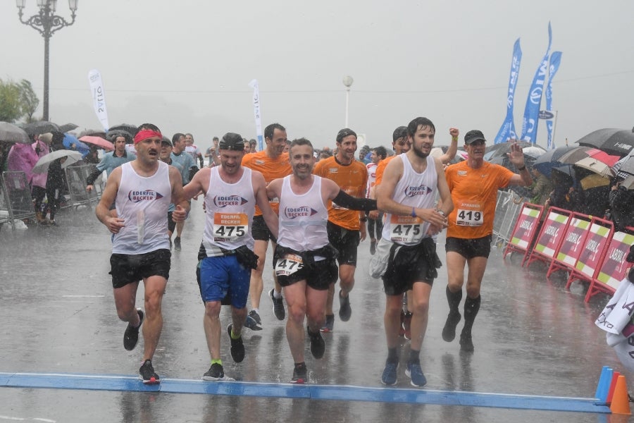La XIII edición de la Carrera de Empresas se ha celebrado este domingo en Donostia. La lluvia no ha podido con los cientos de corredores que han participado en la prueba.