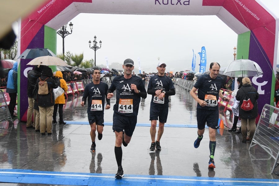 La XIII edición de la Carrera de Empresas se ha celebrado este domingo en Donostia. La lluvia no ha podido con los cientos de corredores que han participado en la prueba.