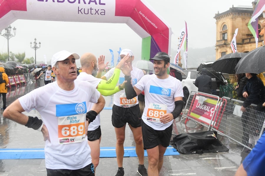 La XIII edición de la Carrera de Empresas se ha celebrado este domingo en Donostia. La lluvia no ha podido con los cientos de corredores que han participado en la prueba.