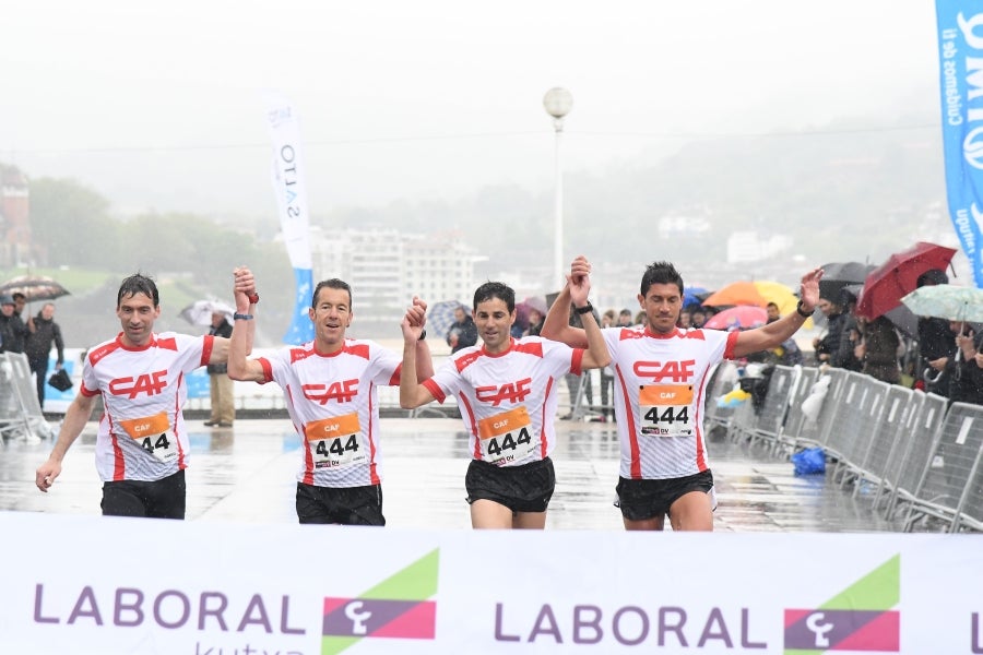 La XIII edición de la Carrera de Empresas se ha celebrado este domingo en Donostia. La lluvia no ha podido con los cientos de corredores que han participado en la prueba.
