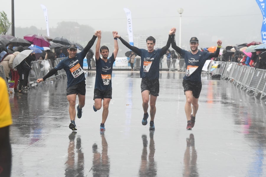 La XIII edición de la Carrera de Empresas se ha celebrado este domingo en Donostia. La lluvia no ha podido con los cientos de corredores que han participado en la prueba.