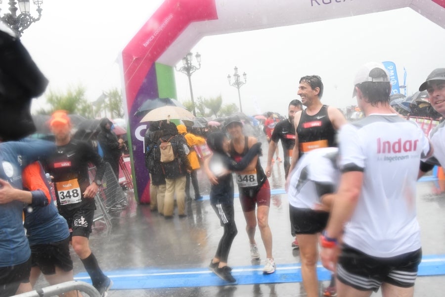 La XIII edición de la Carrera de Empresas se ha celebrado este domingo en Donostia. La lluvia no ha podido con los cientos de corredores que han participado en la prueba.